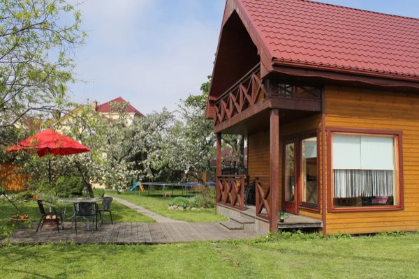 Brīvdienu mājiņa ar sarkanu jumtu