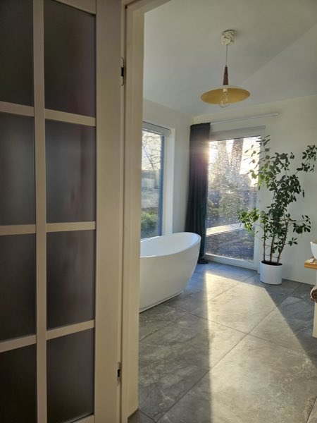 Brīvi stāvoša vanna pie loga