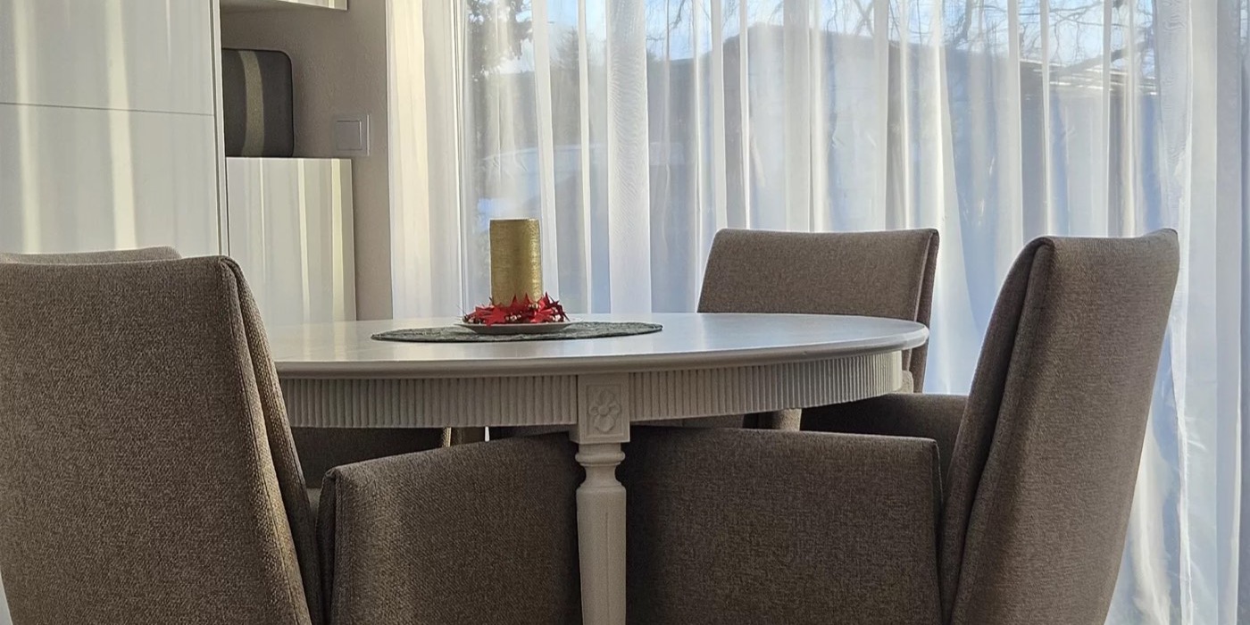 Eleganti klāts apaļš galds ar svecēm svinībām