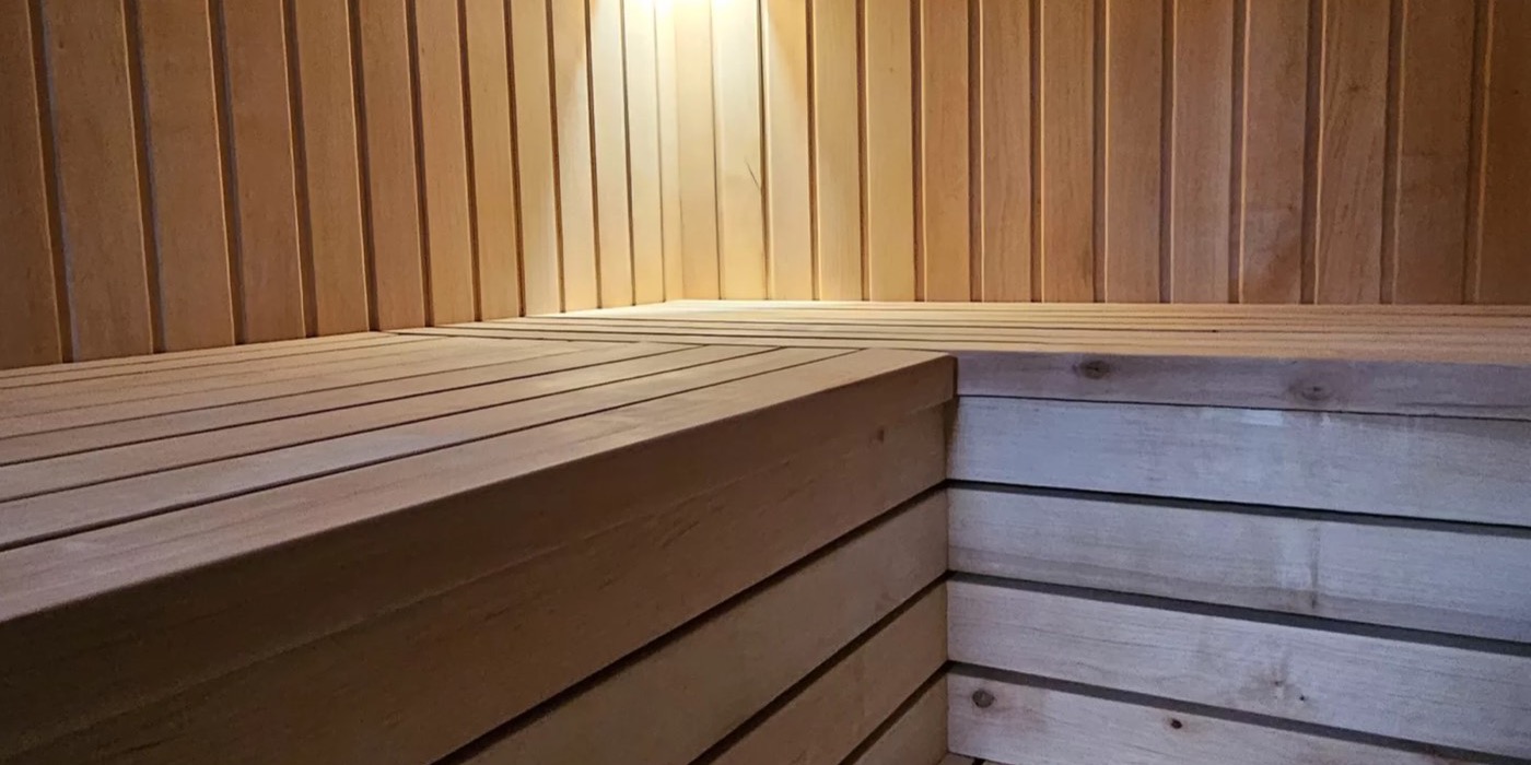 Koka pirts iekštelpa ar siltu apgaismojumu